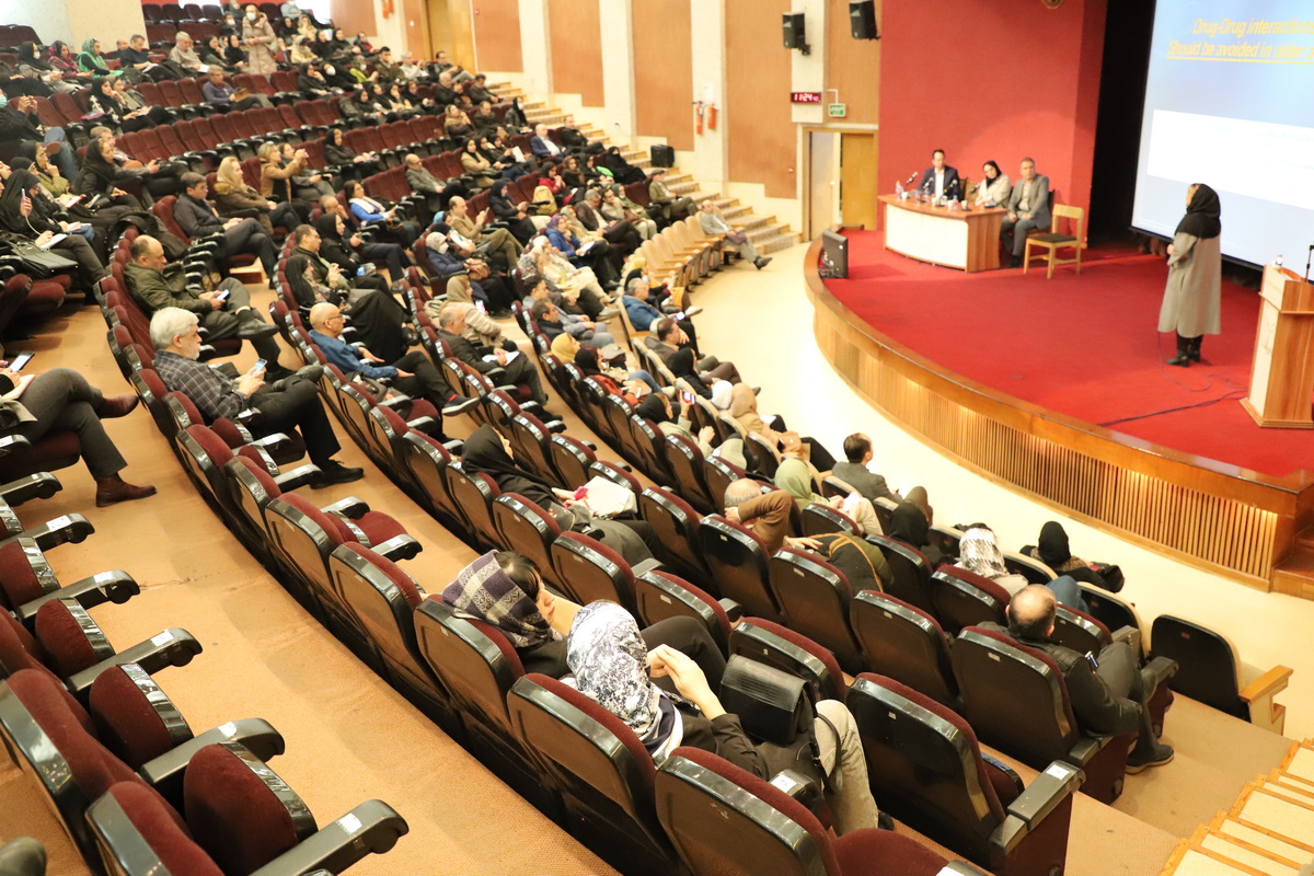  تقدیر رئیس انجمن علمی سالمند شناسی و طب سالمندان ایران از دکتر علیرضا نمازی بدلیل برگزاری موفق همایش سالمندی 