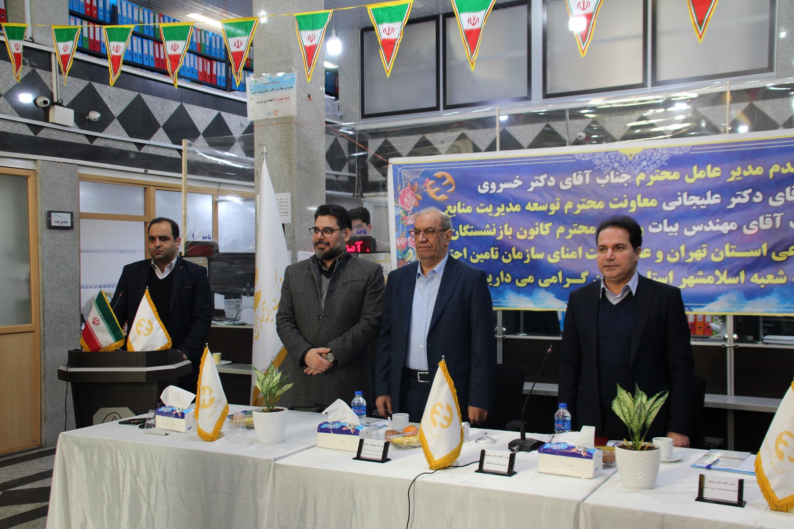 مدیرعامل آتیه سازان حافظ دربازدید ازشعبه اسلامشهرمطرح کرد :
با ارائه خدمات شایسته به بازنشستگان درتلاش هستیم رفاه اجتماعی درحوزه درمان را برای این عزیزان فراهم کنیم 
