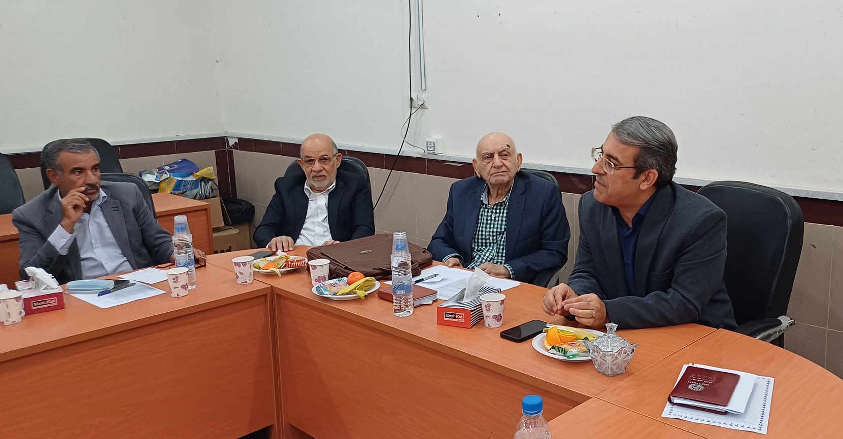 نشست مدیر شعبه خوزستان آتیه سازان حافظ با رئیس  کانون بازنشستگان آموزش و پرورش