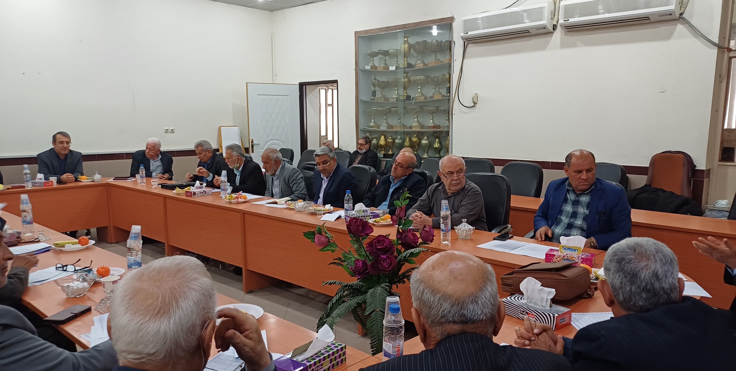 نشست مدیر شعبه خوزستان آتیه سازان حافظ با رئیس  کانون بازنشستگان آموزش و پرورش