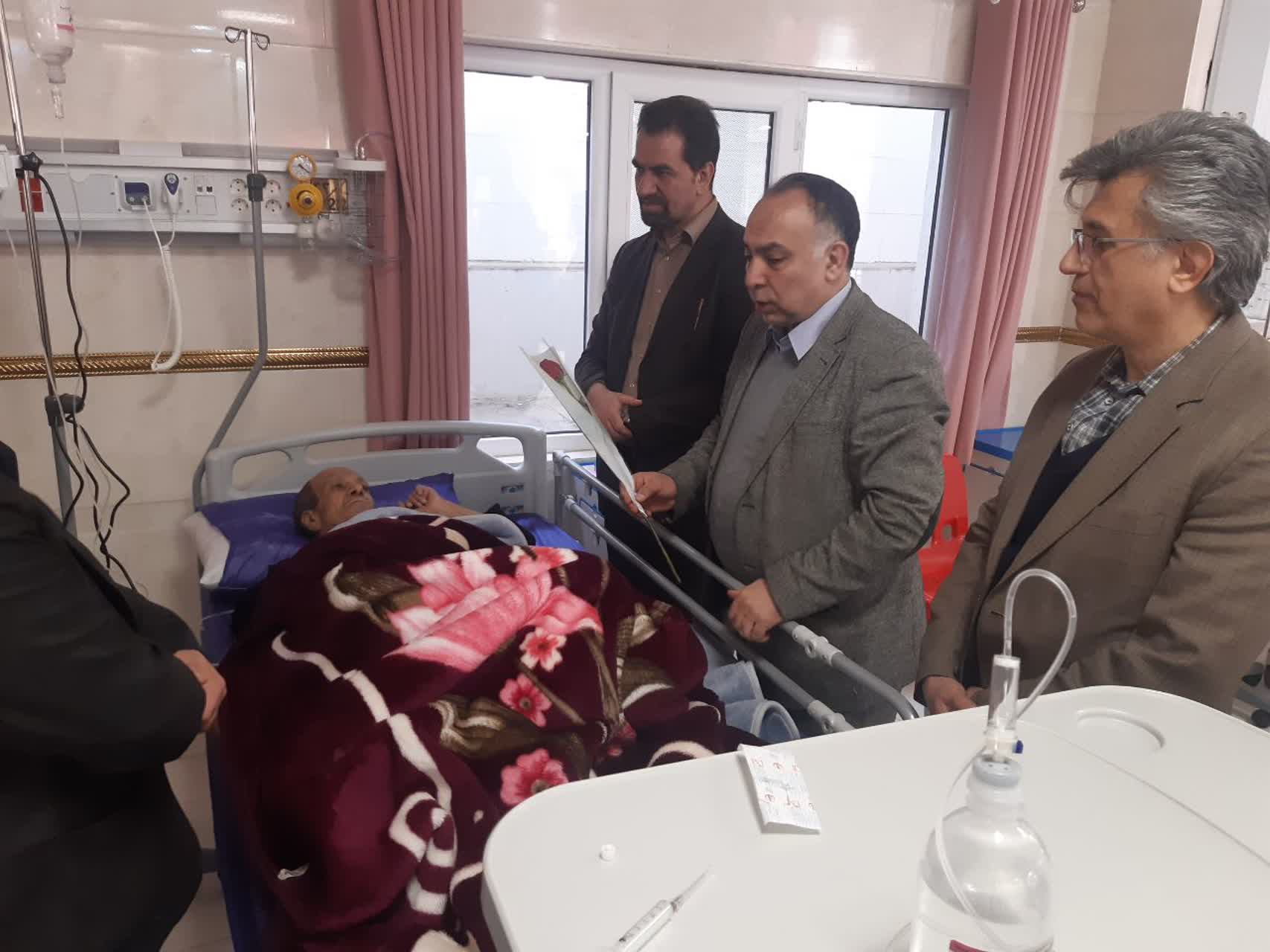 بازدید دکتر نمازی از مراکز درمانی طرف قرارداد آتیه سازان حافظ در استان زنجان